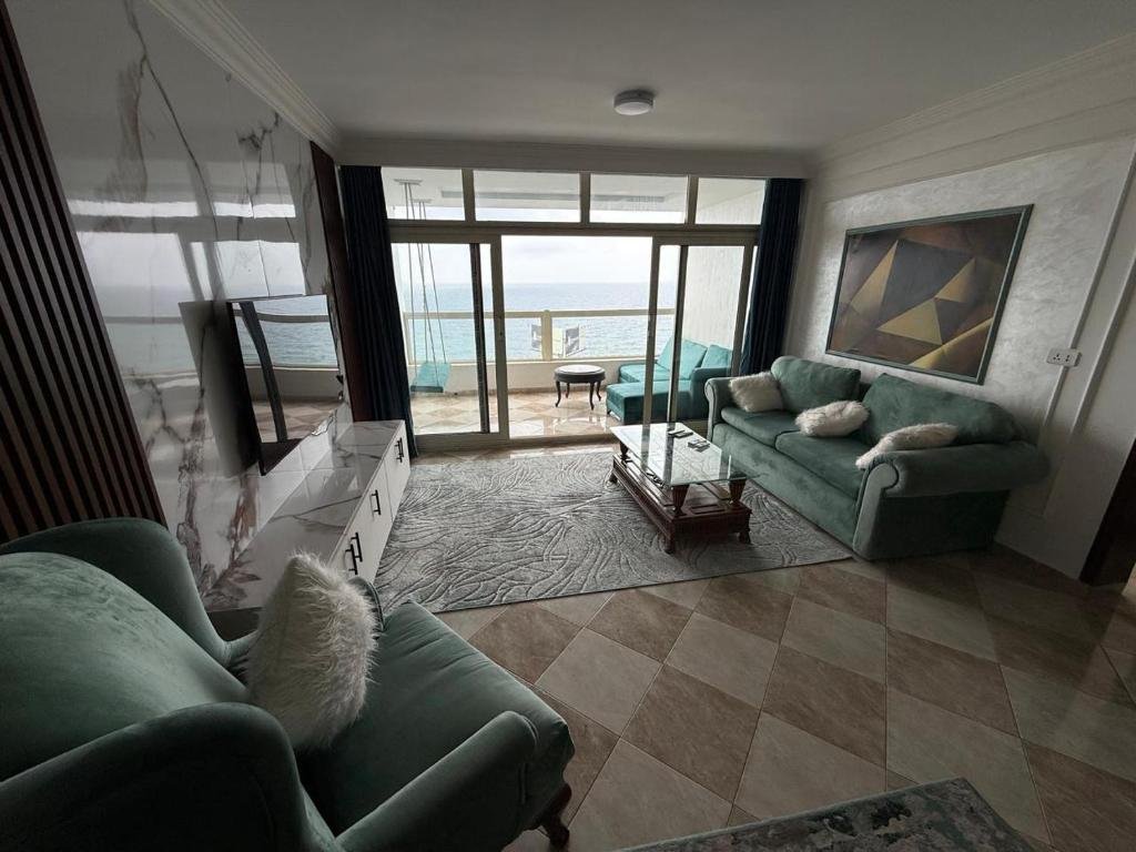 Beachfront · Private beach Gleem Sea View 4