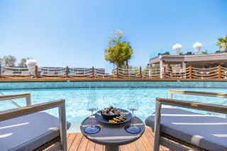 Qlusive Hotel