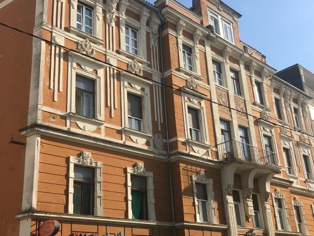 Three Pearls Deluxe Rooms & Studios