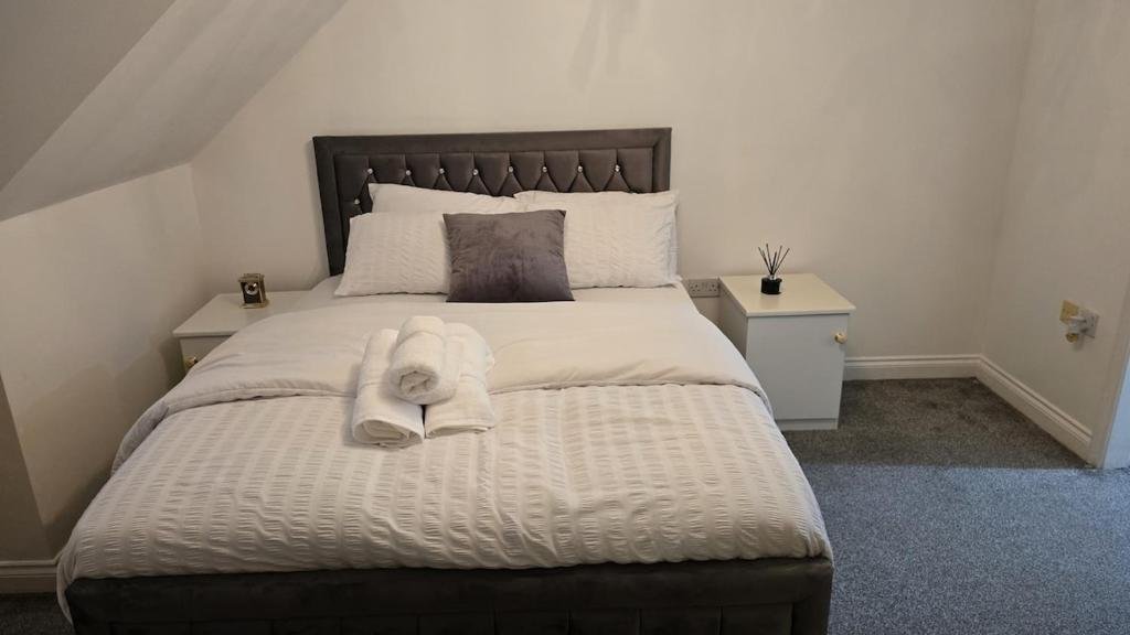 Cosy three bedroom spacious house with parking and Wi-Fi for 7guests