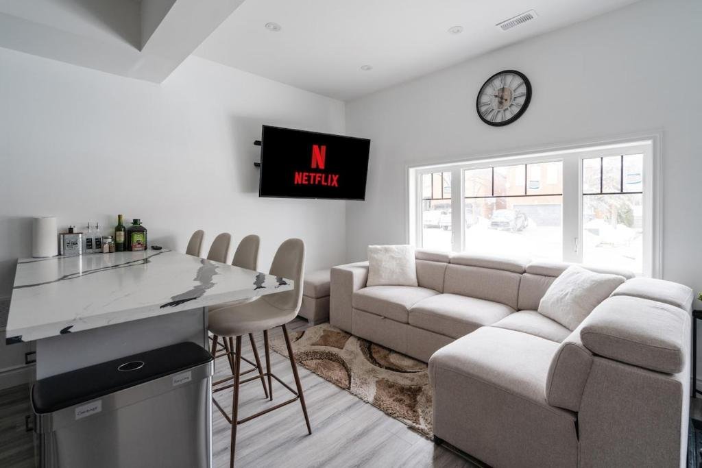 Luxury 2 Bedroom 3 Bed Family Friendly Oasis with Smart Technology